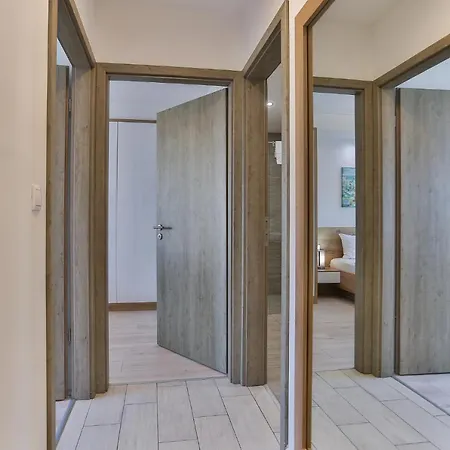 Admiral Luxury Iii By Bltn Apartment *