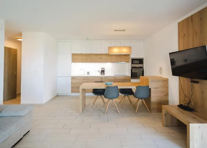 Admiral Luxury Iii By Bltn Apartment